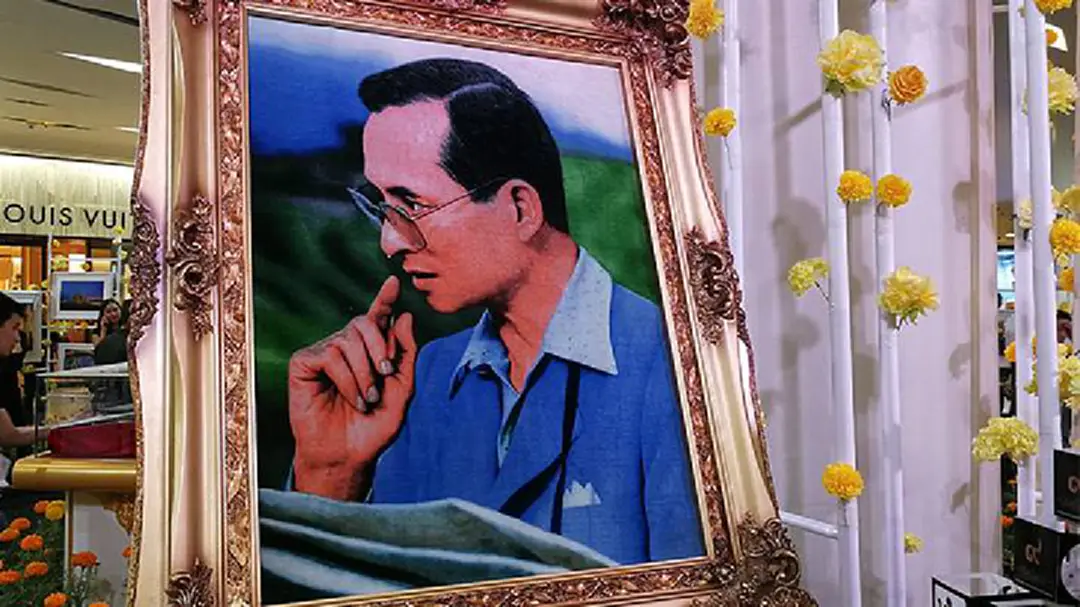 สุดยอดงานศิลปะ พระบรมฉายาลักษณ์ในหลวงรัชกาลที่ 9 บนผืนพรหมเปอร์เซียทอมือ จัดแสดงในนิทรรศการ นิรันดร์ในดวงใจ สุดยอดงานศิลปะ พระบรมฉายาลักษณ์ในหลวงรัชกาลที่ 9 บนผืนพรหมเปอร์เซียทอมือ จัดแสดงในนิทรรศการ นิรันดร์ในดวงใจ