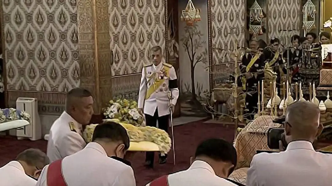 "สมเด็จพระเจ้าอยู่หัว" เสด็จพระราชดำเนินบำเพ็ญพระราชกุศลครบรอบ 1 ปี วันสวรรคตในหลวง "รัชกาลที่ 9" "สมเด็จพระเจ้าอยู่หัว" เสด็จพระราชดำเนินบำเพ็ญพระราชกุศลครบรอบ 1 ปี วันสวรรคตในหลวง "รัชกาลที่ 9"