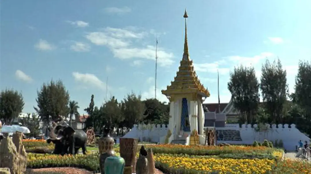 โคราชจัด 4 โซนสุดอลังการรอบพระเมรุมาศจำลอง คาดปชช.ร่วมถวายดอกไม้จันทน์ไม่ต่ำกว่า 150,000 คน โคราชจัด 4 โซนสุดอลังการรอบพระเมรุมาศจำลอง คาดปชช.ร่วมถวายดอกไม้จันทน์ไม่ต่ำกว่า 150,000 คน