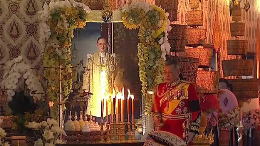 สมเด็จพระเจ้าอยู่หัวฯเสด็จพระราชพิธีอัญเชิญพระบรมโกศไปพระเมรุมาศ สมเด็จพระเจ้าอยู่หัวฯเสด็จพระราชพิธีอัญเชิญพระบรมโกศไปพระเมรุมาศ
