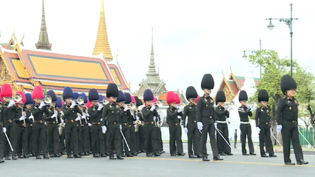 คลื่นประชาชนรอชม พิธีซ้อมริ้วขบวนอัญเชิญพระบรมราชอิสริยยศ คลื่นประชาชนรอชม พิธีซ้อมริ้วขบวนอัญเชิญพระบรมราชอิสริยยศ