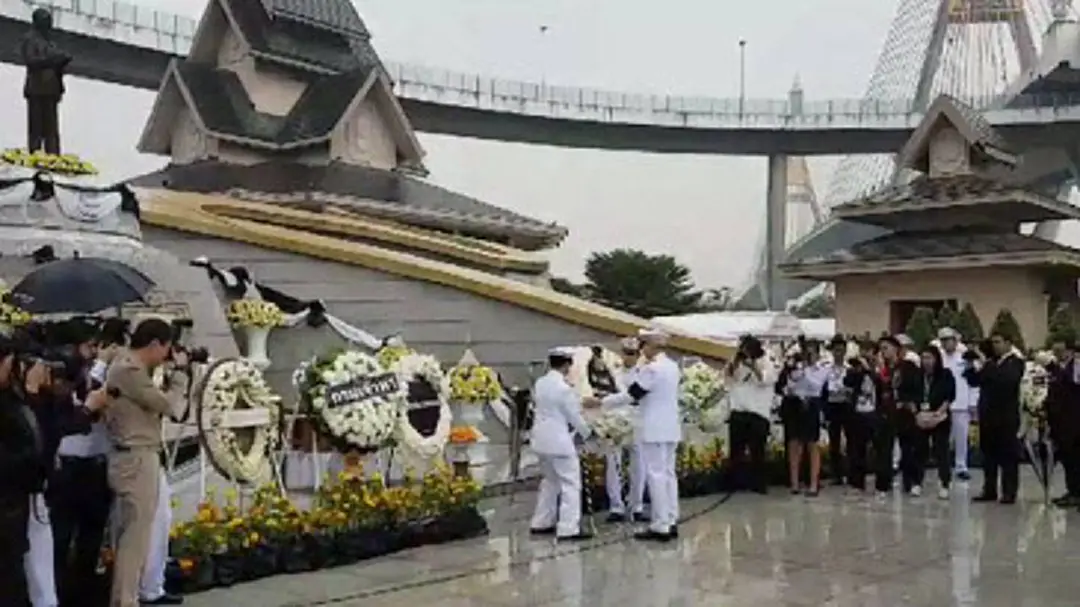 คมนาคม วางพวงมาลาถวายสักการะ ครบรอบ 1 ปี ในหลวง ร.9 สวรรคต