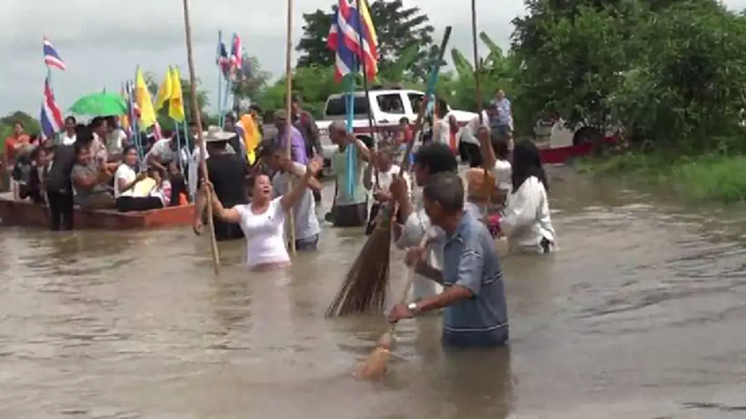 ชาวบ้านแห่กฐินลุยน้ำท่วมสูงเข้าวัด จ.ชัยภูมิ (มีคลิป) ชาวบ้านแห่กฐินลุยน้ำท่วมสูงเข้าวัด จ.ชัยภูมิ (มีคลิป)