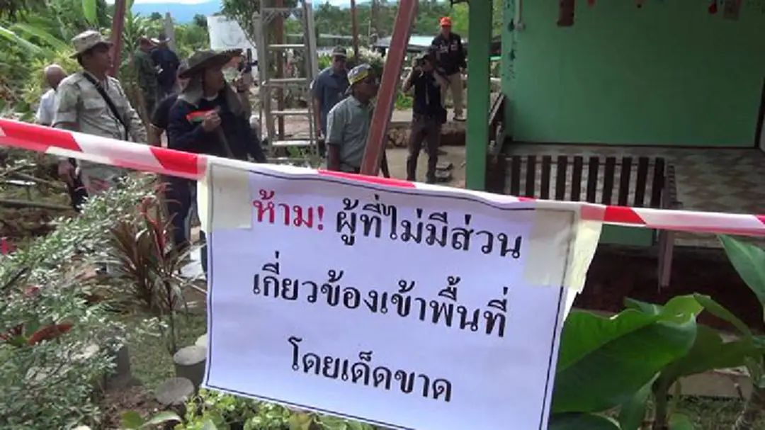 จนท.ลำปาง เร่งรื้อ! "บ้านหลังแรก" หลังแผ่นดินทรุดต่อเนื่อง จนท.ลำปาง เร่งรื้อ! "บ้านหลังแรก" หลังแผ่นดินทรุดต่อเนื่อง