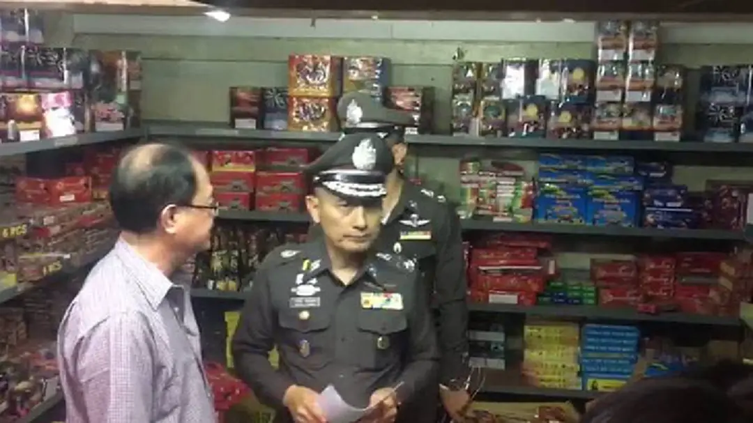 "วิระชัย" สั่งปิดตำนานร้านขายดอกไม้ไฟ ย่านภูเขาทอง "วิระชัย" สั่งปิดตำนานร้านขายดอกไม้ไฟ ย่านภูเขาทอง