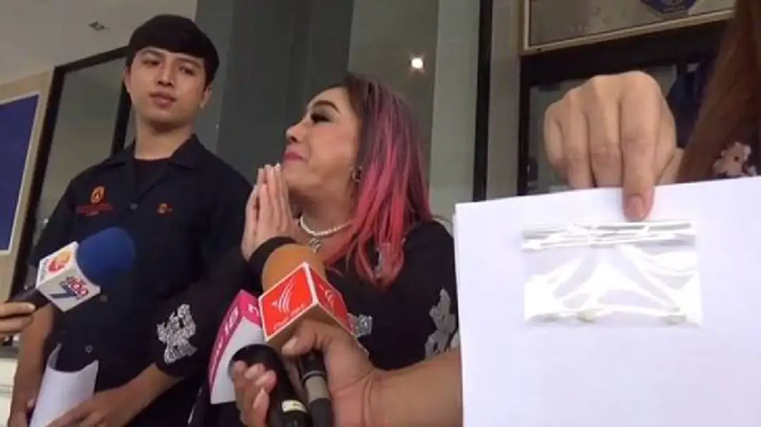 เด็ดสุด ลีน่าจัง มอบหลักฐาน "ฟันที่หลุด"แจ้งความคลินิกฟอกฟัน ย่านบางกรวย เด็ดสุด ลีน่าจัง มอบหลักฐาน "ฟันที่หลุด"แจ้งความคลินิกฟอกฟัน ย่านบางกรวย