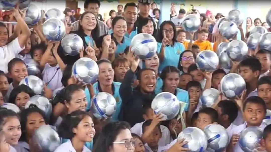 แสงสุดท้าย กระหึ่มส่งกำลังใจถึง "ตูน" มอบทุนการศึกษาเด็กยากจน แสงสุดท้าย กระหึ่มส่งกำลังใจถึง "ตูน" มอบทุนการศึกษาเด็กยากจน