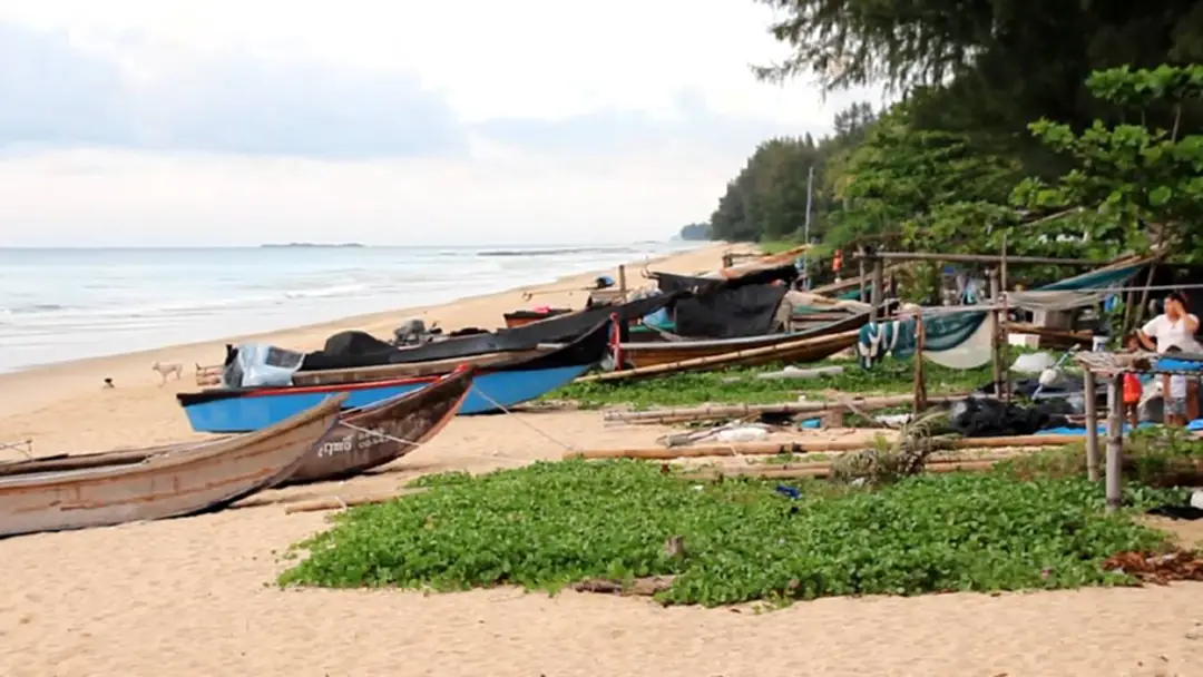 พังงาฝนตก-น้ำท่วมหนัก ชาวเรือต้องลอยจอดหลบคลื่น พังงาฝนตก-น้ำท่วมหนัก ชาวเรือต้องลอยจอดหลบคลื่น