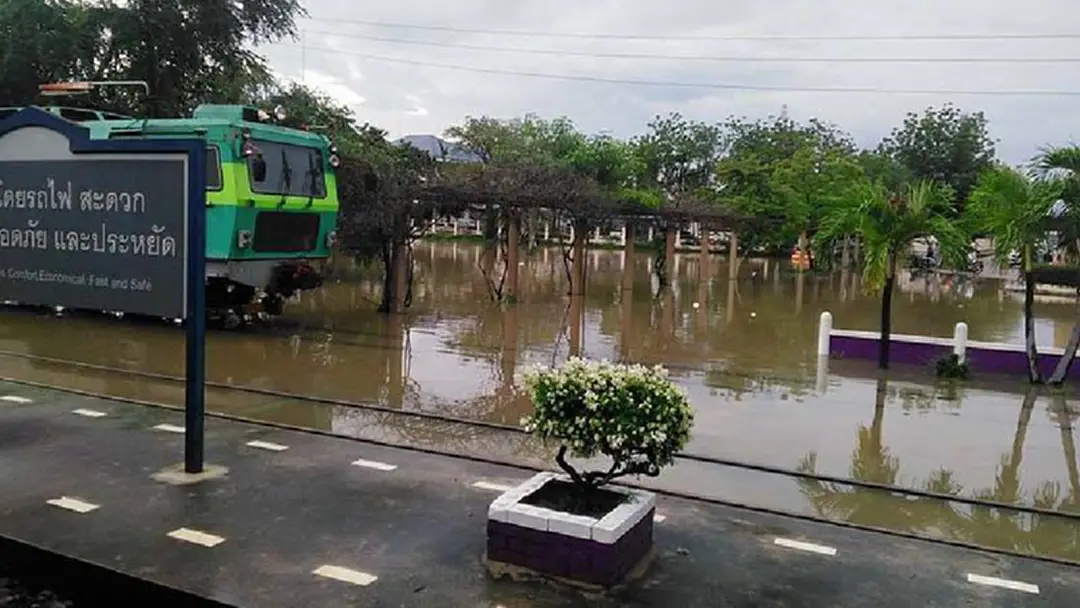 น้ำท่วมชะอำทำรถไฟสายใต้ชะงัก จอดนิ่ง 3 ขบวน น้ำท่วมชะอำทำรถไฟสายใต้ชะงัก จอดนิ่ง 3 ขบวน