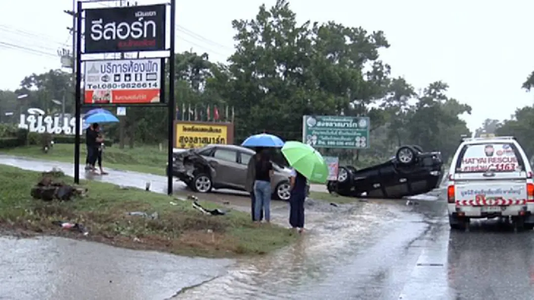 ฝนถล่มสงขลา ทำ 2 รถเก๋งชนท้ายพลิกคว่ำ 4 คัน