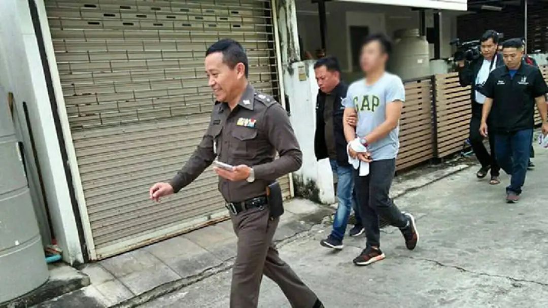 ตร.นำตัว "หมอเถื่อน" ชี้จุดเกิดเหตุ รับสารภาพตลอดข้อหา ตร.นำตัว "หมอเถื่อน" ชี้จุดเกิดเหตุ รับสารภาพตลอดข้อหา