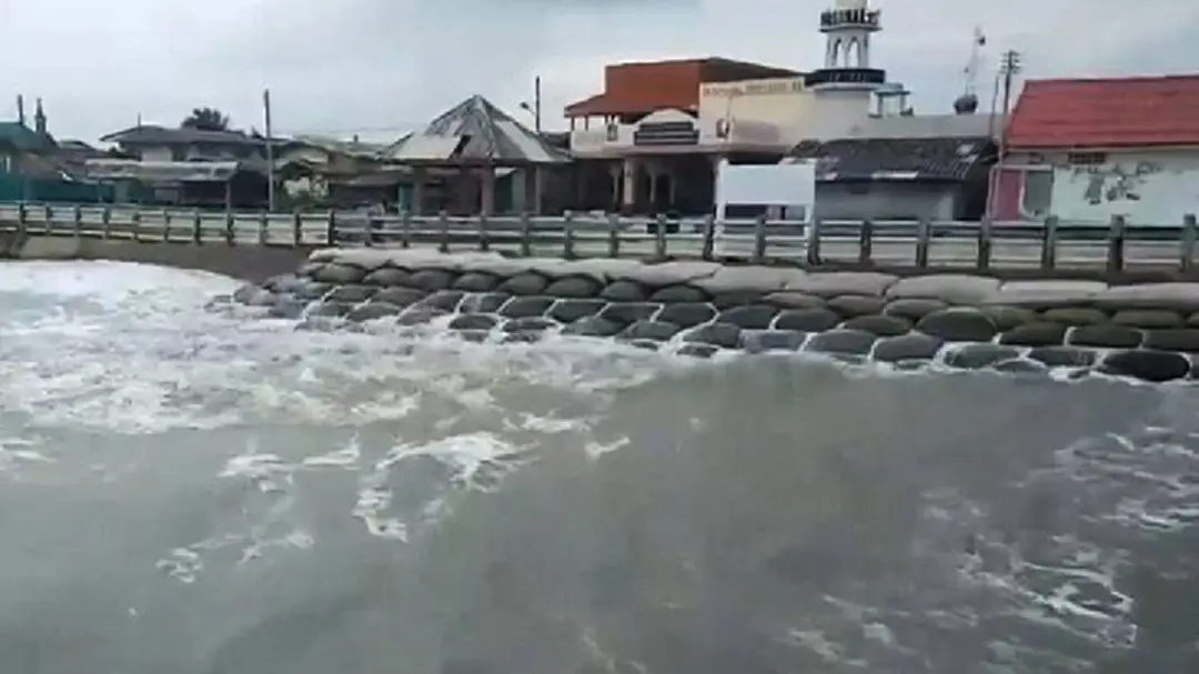 คลื่นกระหน่ำซัดชายหาดนครศรีฯ หนุนน้ำท่วมวงกว้าง คลื่นกระหน่ำซัดชายหาดนครศรีฯ หนุนน้ำท่วมวงกว้าง