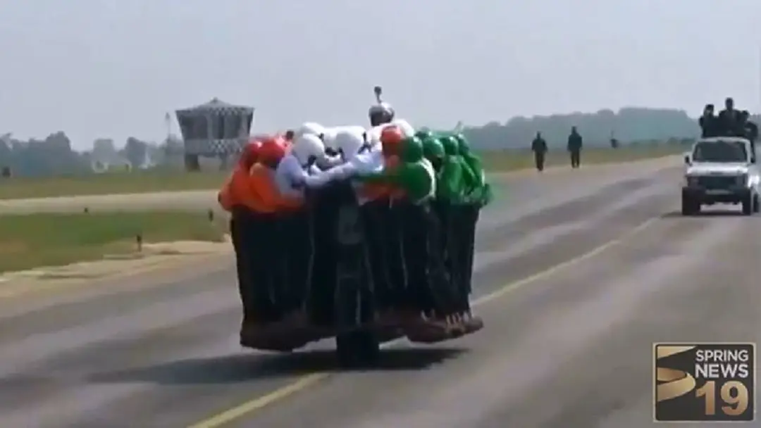 ภาพนี้ช่วยยืนยัน มอเตอร์ไซค์อินเดีย 1 คันนั่งได้ 58 คน ภาพนี้ช่วยยืนยัน มอเตอร์ไซค์อินเดีย 1 คันนั่งได้ 58 คน