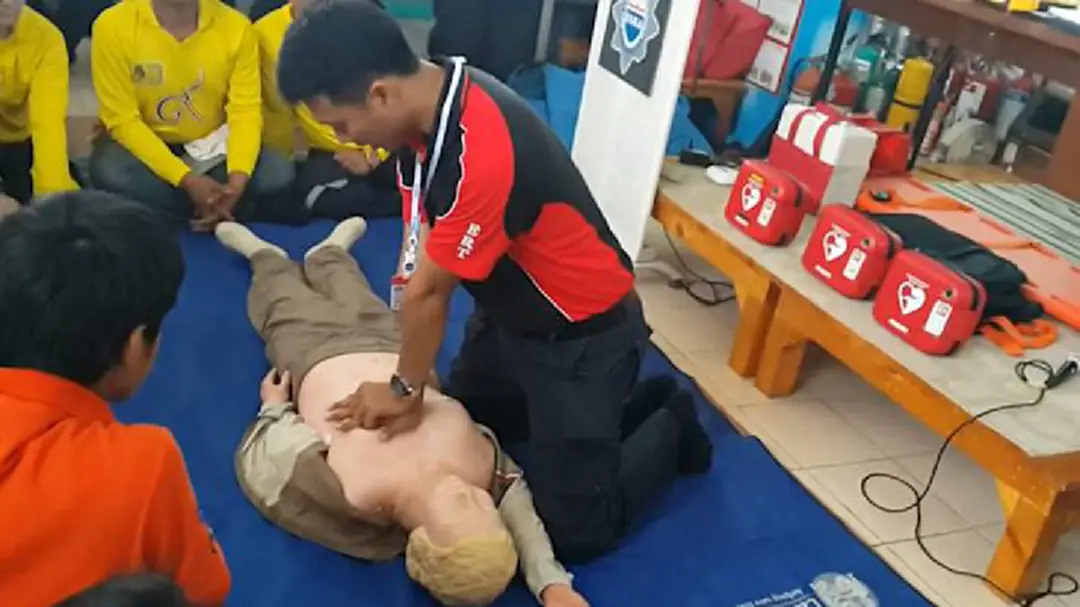 สพฉ. เตือนพบคนหยุดหายใจต้องรีบปั้มหัวใจ สพฉ. เตือนพบคนหยุดหายใจต้องรีบปั้มหัวใจ