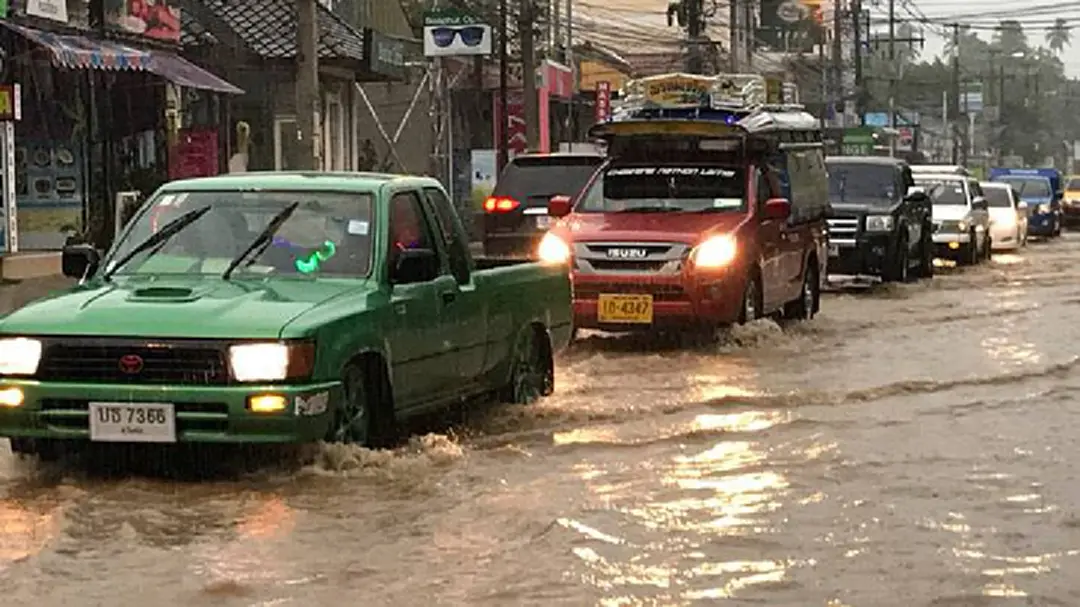 ฝนถล่มสมุย! น้ำท่วมขังถนนสายหลักสูงกว่า 30 ซม. ฝนถล่มสมุย! น้ำท่วมขังถนนสายหลักสูงกว่า 30 ซม.