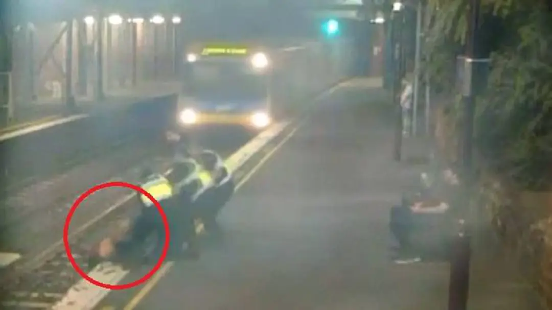 เผยภาพวินาทีเฉียดตาย รอดจากรถไฟชนหวุดหวิด เผยภาพวินาทีเฉียดตาย รอดจากรถไฟชนหวุดหวิด