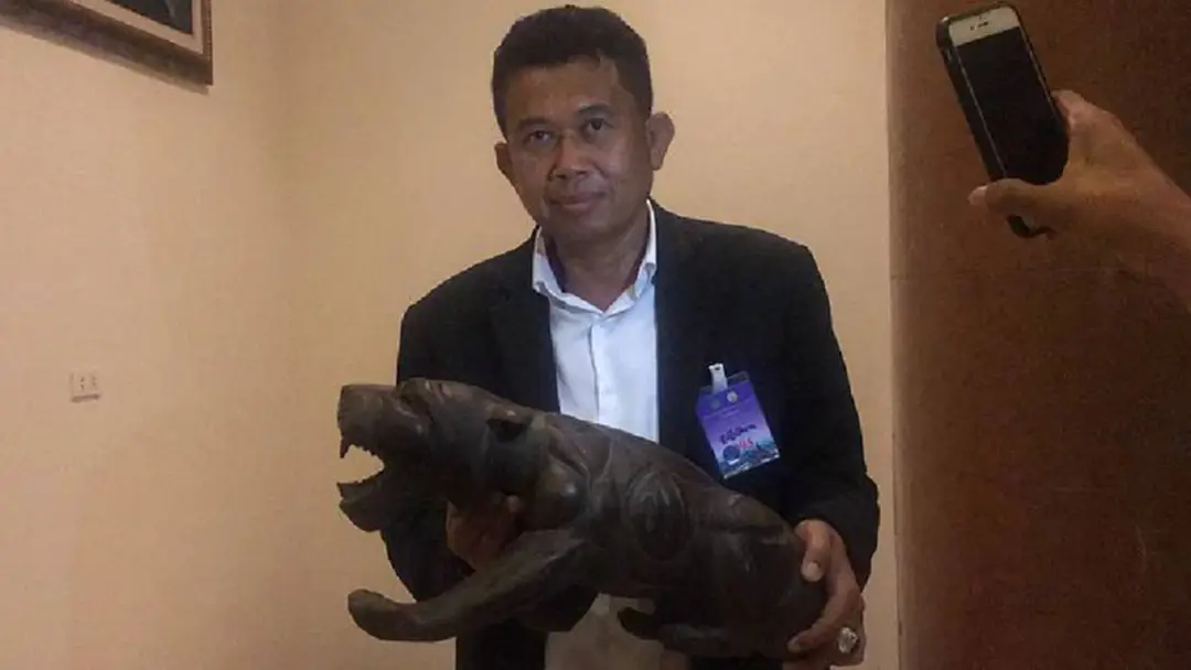 เสริมบารมีบิ๊กตู่ ! ปธ.ชาวนาสงขลามอบเสือลงอักขระมรดกรุ่นปู่ เสริมบารมีบิ๊กตู่ ! ปธ.ชาวนาสงขลามอบเสือลงอักขระมรดกรุ่นปู่