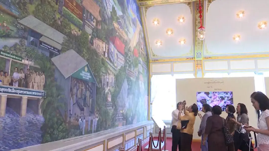 ประชาชนซาบซึ้งงานจิตรกรรมฝาผนัง พระที่นั่งทรงธรรม