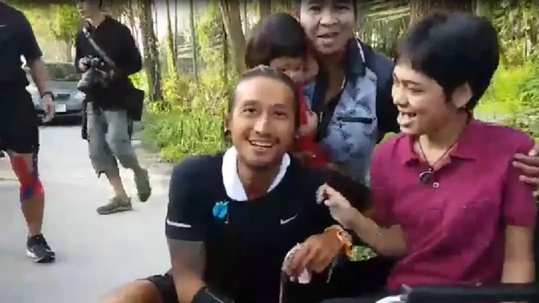 น้องเมย์สาวออทิสติกตามให้กำลังใจตูนวิ่งผ่านชุมพร น้องเมย์สาวออทิสติกตามให้กำลังใจตูนวิ่งผ่านชุมพร