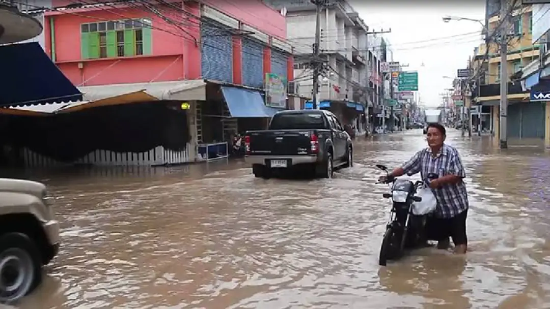 เร่งระบายน้ำท่วมทั่วเมืองเพชรบุรี ระดมเครื่องผลักดัน 10เครื่อง