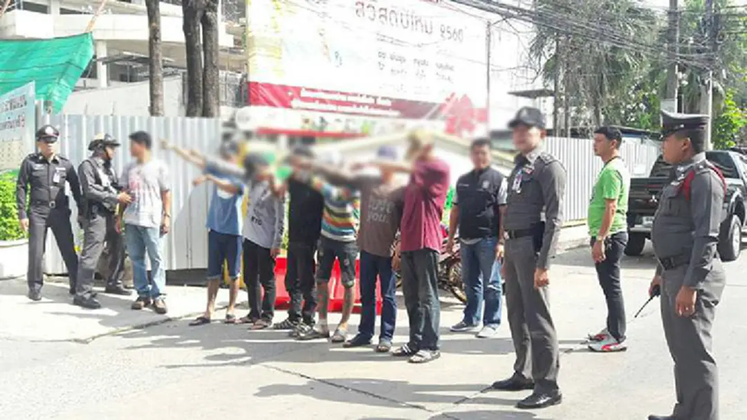 ตร.คุมตัว 6 โจ๋สมุทรสาคร ทำร้ายคู่อริใน รพ. ทำแผน ตร.คุมตัว 6 โจ๋สมุทรสาคร ทำร้ายคู่อริใน รพ. ทำแผน