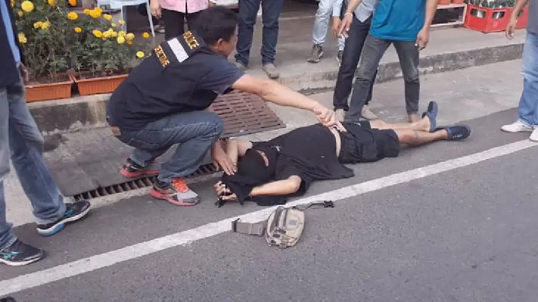 โจรดวงซวย! บุกปล้นโดนข้าวสารสาดหน้ามองไม่เห็น สุดท้ายถูกจับได้ โจรดวงซวย! บุกปล้นโดนข้าวสารสาดหน้ามองไม่เห็น สุดท้ายถูกจับได้