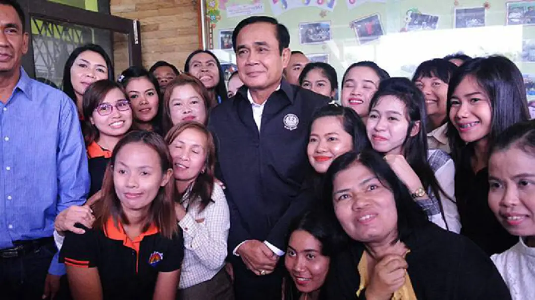 ลุงตู่เนื้อหอม ! ชาวเมืองคอนรุมขอถ่ายรูประหว่างพักเดินทาง ลุงตู่เนื้อหอม ! ชาวเมืองคอนรุมขอถ่ายรูประหว่างพักเดินทาง