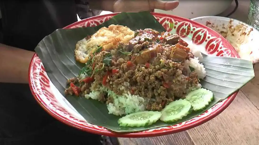 กะเพราถาดยักษ์  40บาทอิ่มคุ้มโดนใจคนบุรีรัมย์
