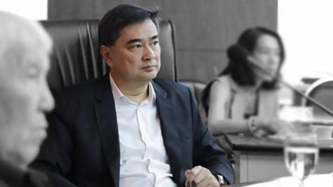 "อภิสิทธิ์" แนะ รบ. ทบทวนนโยบายด้วย ไม่ใช่แค่เปลี่ยนตัวรัฐมนตรี