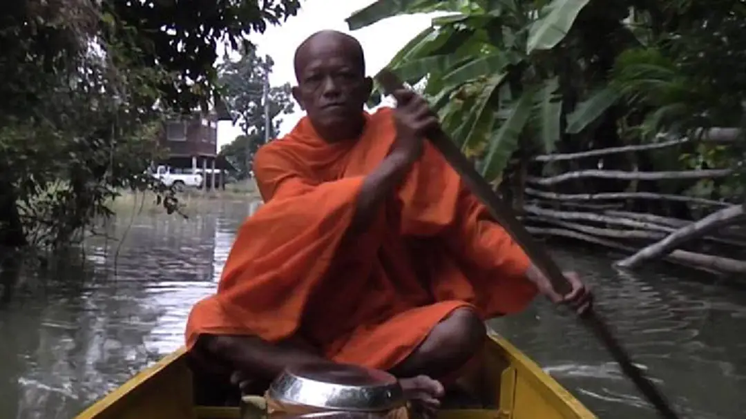 พิจิตร น้ำท่วมหนัก พระสงฆ์ต้องพายเรือบิณฑบาต