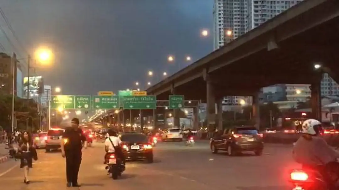 คนกรุงเตรียมพร้อม ฝนชุดใหญ่เคลื่อนเข้าเขตชั้นใน คนกรุงเตรียมพร้อม ฝนชุดใหญ่เคลื่อนเข้าเขตชั้นใน