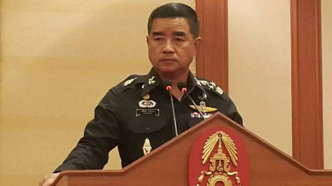 ผบ.ทบ.ปัดตอบนายกฯปรับครม.ลดสัดส่วนทหาร ยังไม่ถกปลดล็อคพรรค ผบ.ทบ.ปัดตอบนายกฯปรับครม.ลดสัดส่วนทหาร ยังไม่ถกปลดล็อคพรรค