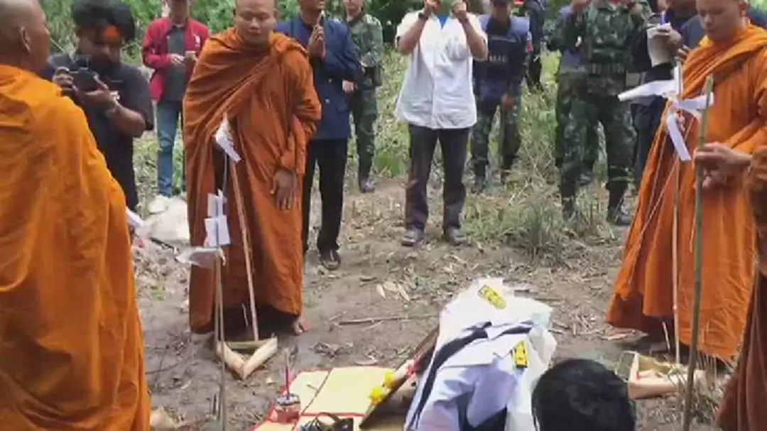 พ่อแม่ร่ำไห้ รับศพเรียกวิญญาณ "ผอ.อ้อย"กลับบ้าน แม่ลั่นจะเก็บศพไว้จนกว่าคดีจะสิ้นสุด พ่อแม่ร่ำไห้ รับศพเรียกวิญญาณ "ผอ.อ้อย"กลับบ้าน แม่ลั่นจะเก็บศพไว้จนกว่าคดีจะสิ้นสุด