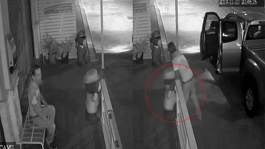 หมีหาย! CCTV จับภาพหนุ่มนั่งเฝ้าก่อนอุ้มขึ้นรถ (มีคลิป) หมีหาย! CCTV จับภาพหนุ่มนั่งเฝ้าก่อนอุ้มขึ้นรถ (มีคลิป)