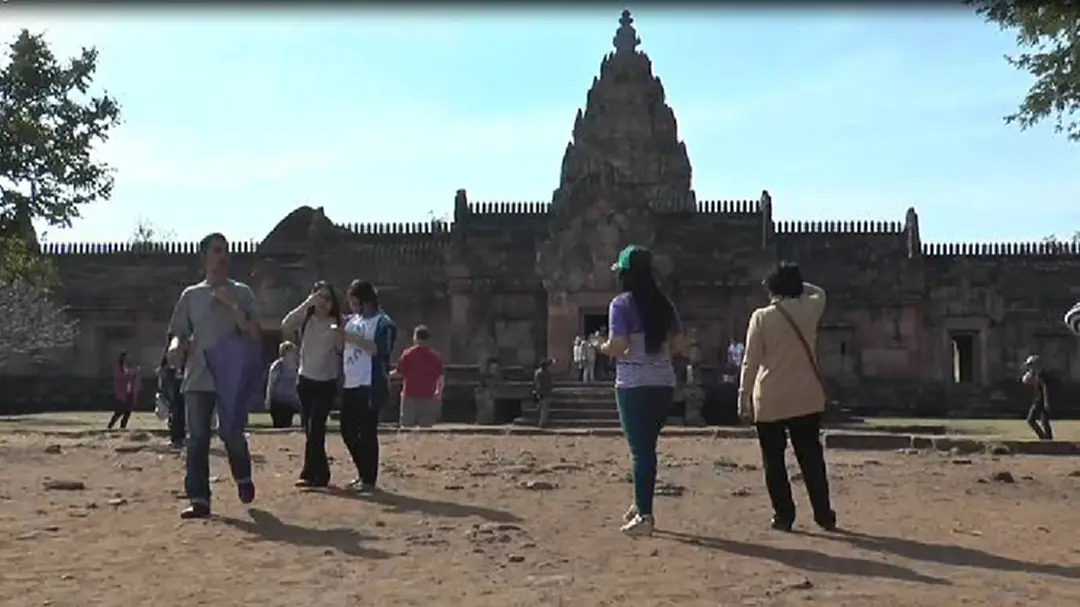 ปราสาทพนมรุ้งคึกคักนทท.แน่นวันหยุดยาว สร้างรายได้ร้านค้าพุ่งเท่าตัว