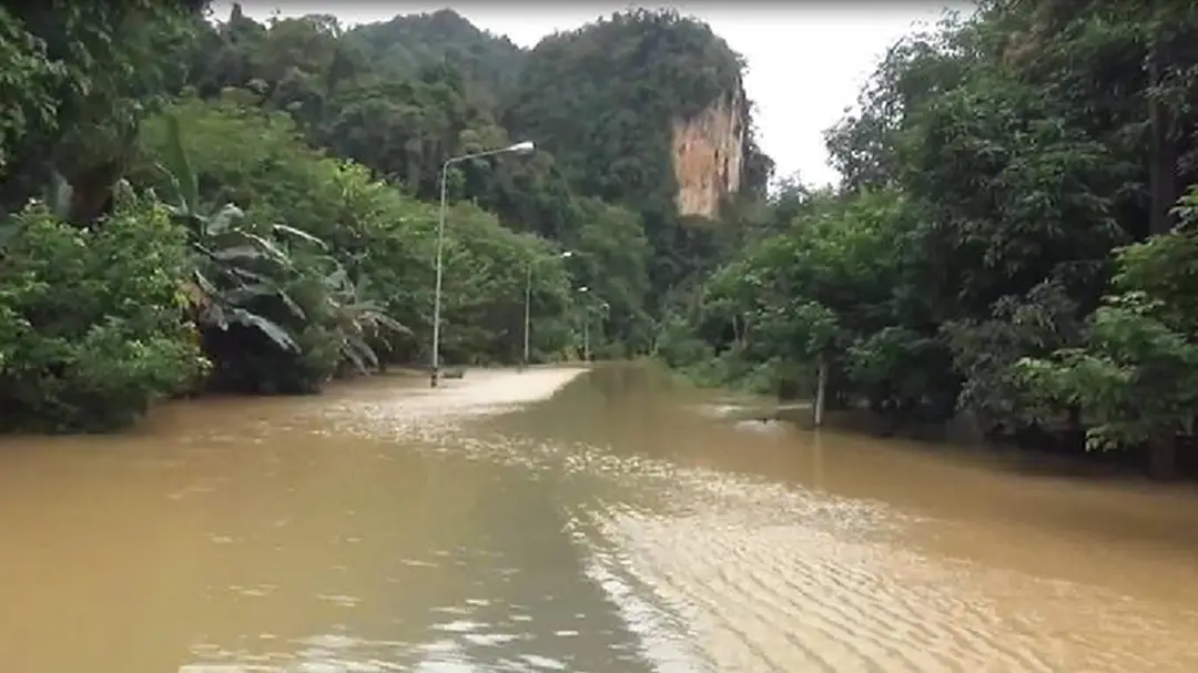 น้ำทะลักท่วมแก่งวังสายทอง แหล่งท่องเที่ยวดังสตูลหนักสุดรอบปี