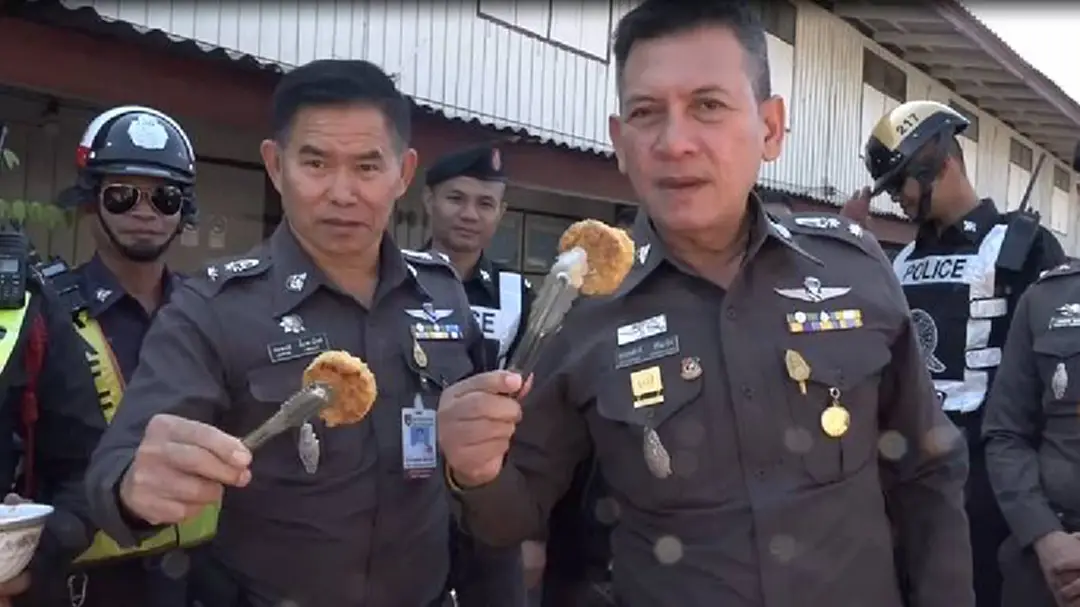 ตำรวจหนองคายทำข้าวจี่ร้อนๆ คลายหนาวเป็นสวัสดิการ ตำรวจหนองคายทำข้าวจี่ร้อนๆ คลายหนาวเป็นสวัสดิการ