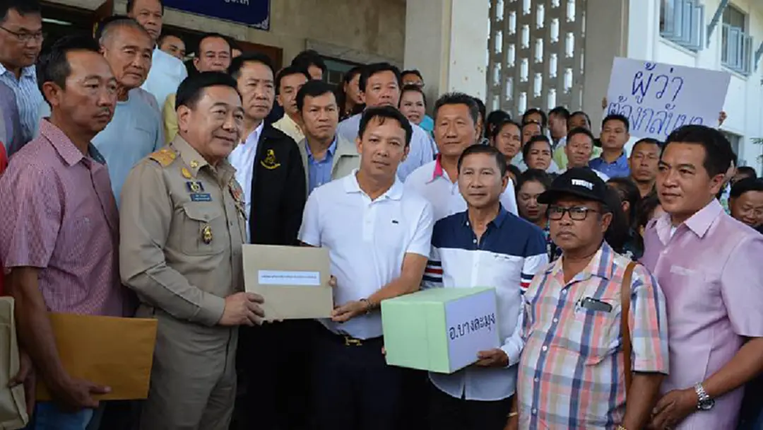 อปท.-ภาคเอกชน รวมตัวเรียกร้องให้ผู้ว่าฯชลบุรีกลับทำงาน อปท.-ภาคเอกชน รวมตัวเรียกร้องให้ผู้ว่าฯชลบุรีกลับทำงาน
