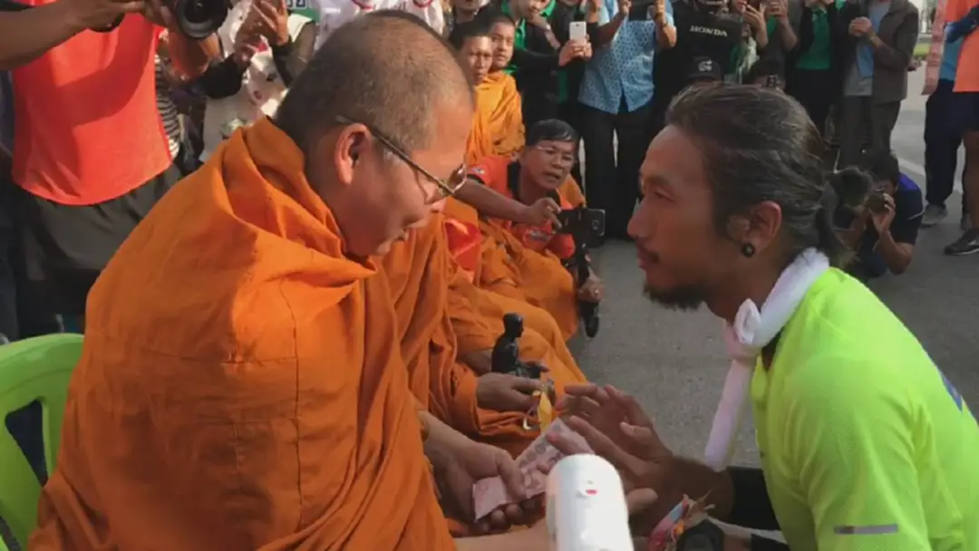 พระวัดดังเพชรบุรีมอบตะกรุดให้ตูนแคล้วคลาด ถึงจุดหมายปลอดภัย พระวัดดังเพชรบุรีมอบตะกรุดให้ตูนแคล้วคลาด ถึงจุดหมายปลอดภัย