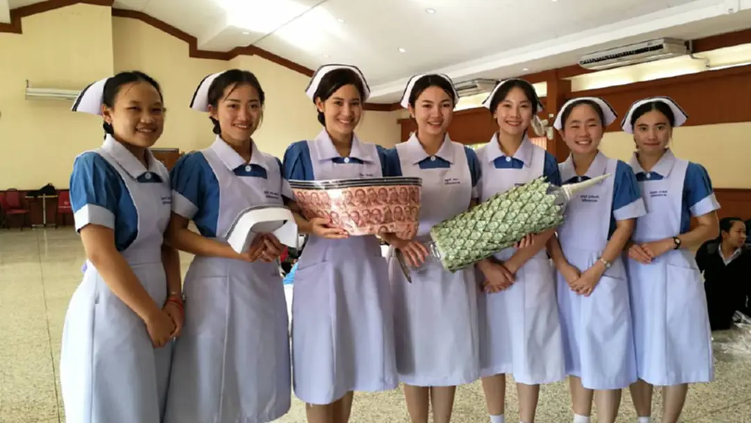 นศ.พยาบาลพะเยา พับหมวกและเข็มฉีดยา เตรียมมอบ "ตูน-ก้อย" นศ.พยาบาลพะเยา พับหมวกและเข็มฉีดยา เตรียมมอบ "ตูน-ก้อย"