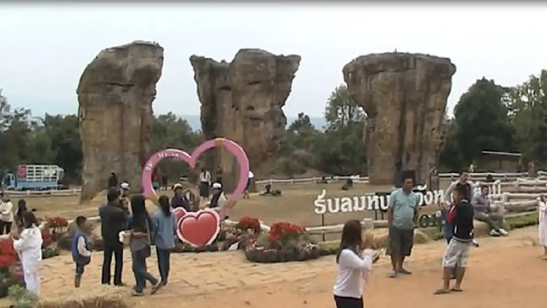 ชัยภูมิคึกคัก นทท.แห่ขึ้นมอหินขาวพร้อมเคาท์ดาวน์ท้าลมหนาว ชัยภูมิคึกคัก นทท.แห่ขึ้นมอหินขาวพร้อมเคาท์ดาวน์ท้าลมหนาว