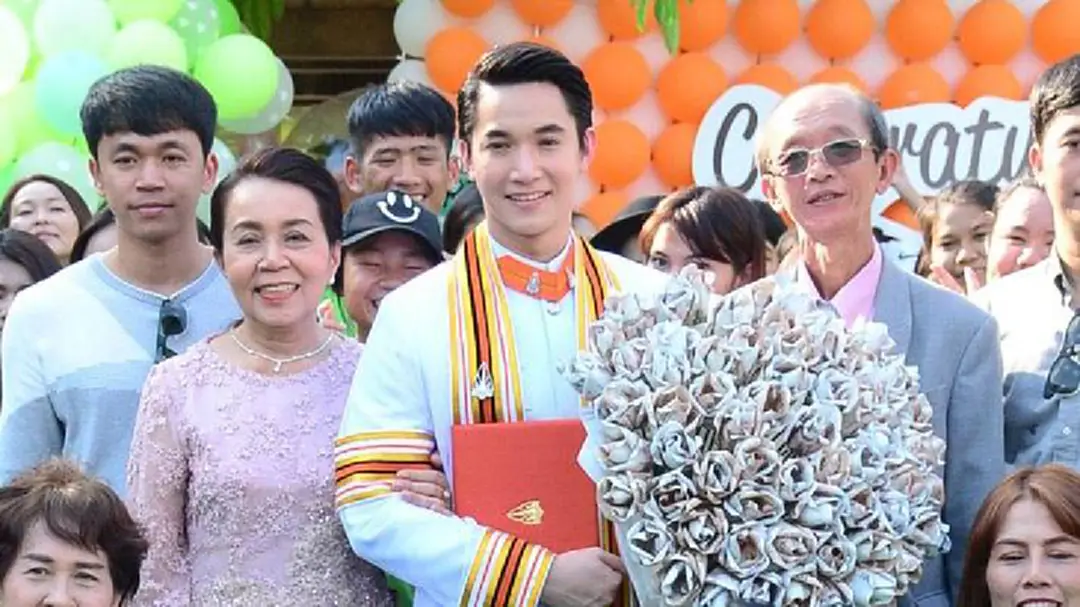 ริทรับปริญญาเกียรตินิยมอันดับ2 แฟนคลับครึ่งพันแห่ยินดี ริทรับปริญญาเกียรตินิยมอันดับ2 แฟนคลับครึ่งพันแห่ยินดี