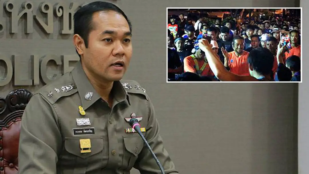 ตร.ขอบคุณปชช. ให้ความร่วมมือจนท. ขณะ "ตูน" วิ่งผ่าน ตร.ขอบคุณปชช. ให้ความร่วมมือจนท. ขณะ "ตูน" วิ่งผ่าน