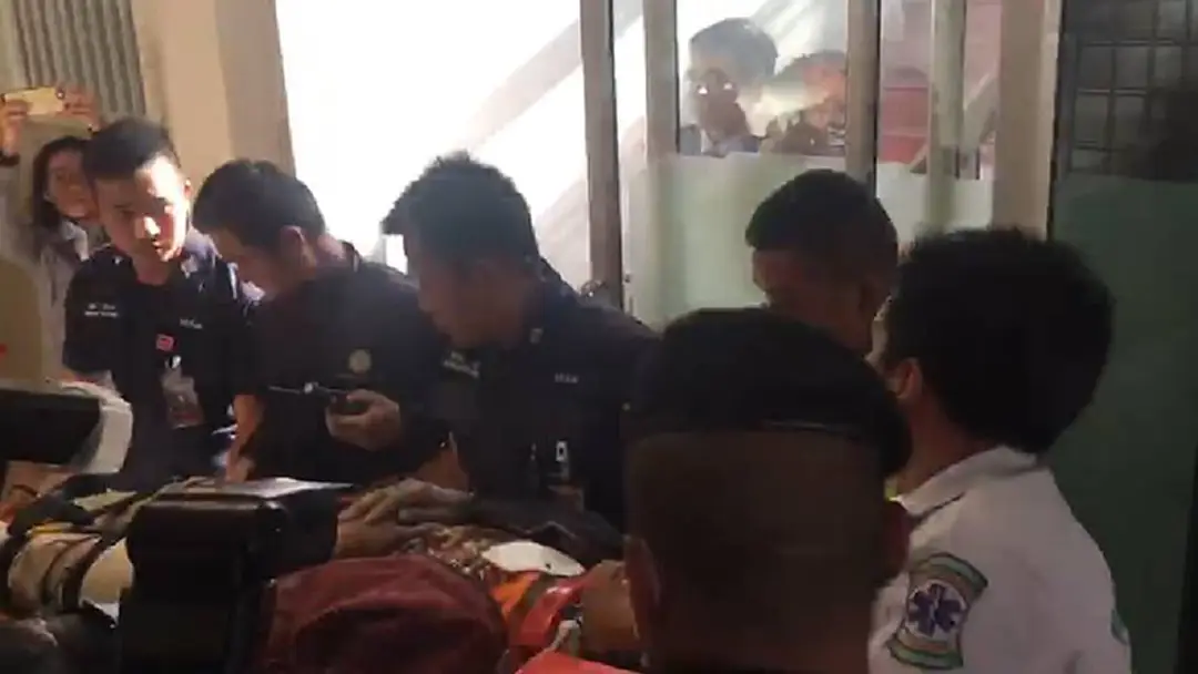 ทำเนียบระทึก! คนงานก่อสร้างตกนั่งร้านบาดเจ็บ ทำเนียบระทึก! คนงานก่อสร้างตกนั่งร้านบาดเจ็บ