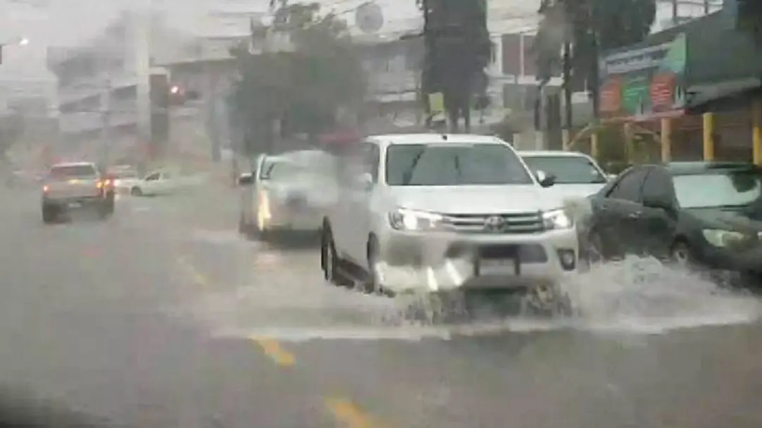 ชุมพรอ่วม! ฝนหนักทำน้ำท่วมทั้งเมือง ชุมพรอ่วม! ฝนหนักทำน้ำท่วมทั้งเมือง
