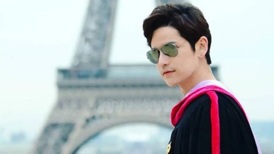 เต๋าเศรษฐพงศ์ตะลุยปารีส ทำเก๋สวมครุยชวนร่วมงานรับปริญญา