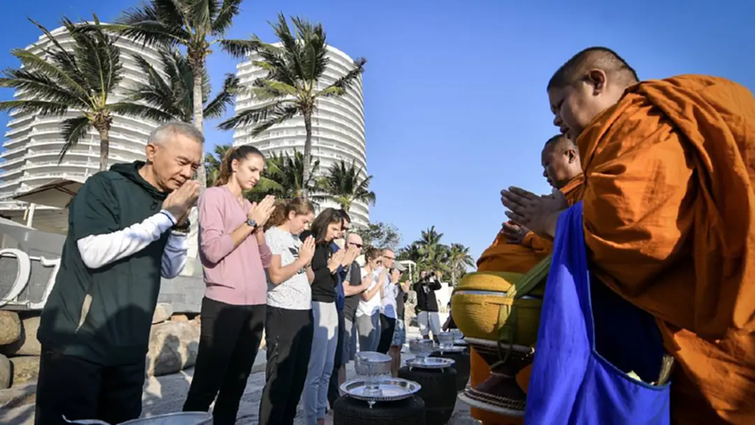 “ออสตาเพนโก” นำทีมนักหวดสาว ร่วมใส่บาตรริมหาดหัวหิน “ออสตาเพนโก” นำทีมนักหวดสาว ร่วมใส่บาตรริมหาดหัวหิน