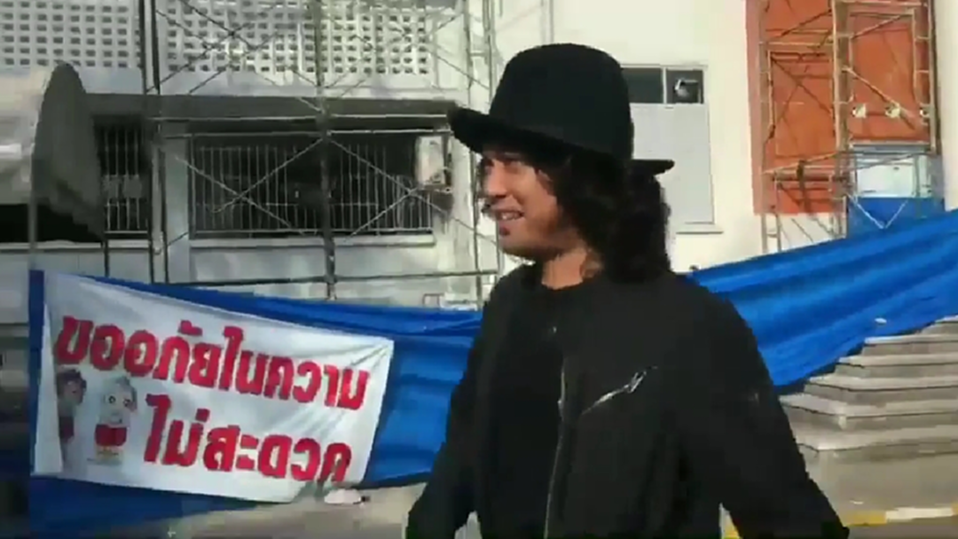 เสกอารมณ์ดีรายงานตัวศาลนครศรีฯตามนัด - ทนายรับหนักใจทำคดี