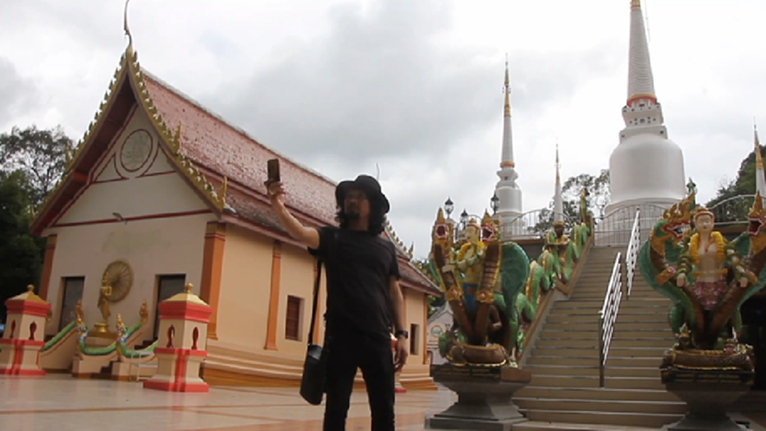 เสกโลโซยังไม่กลับกรุงฯ เดินสายนมัสการสิ่งศักดิ์สิทธิ์เมืองคอน