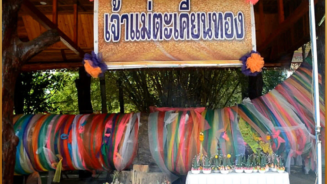 นักเสี่ยงโชคชาวโคราช แห่ขอเลขเด็ด "เจ้าแม่ตะเคียนทอง" คึกคัก